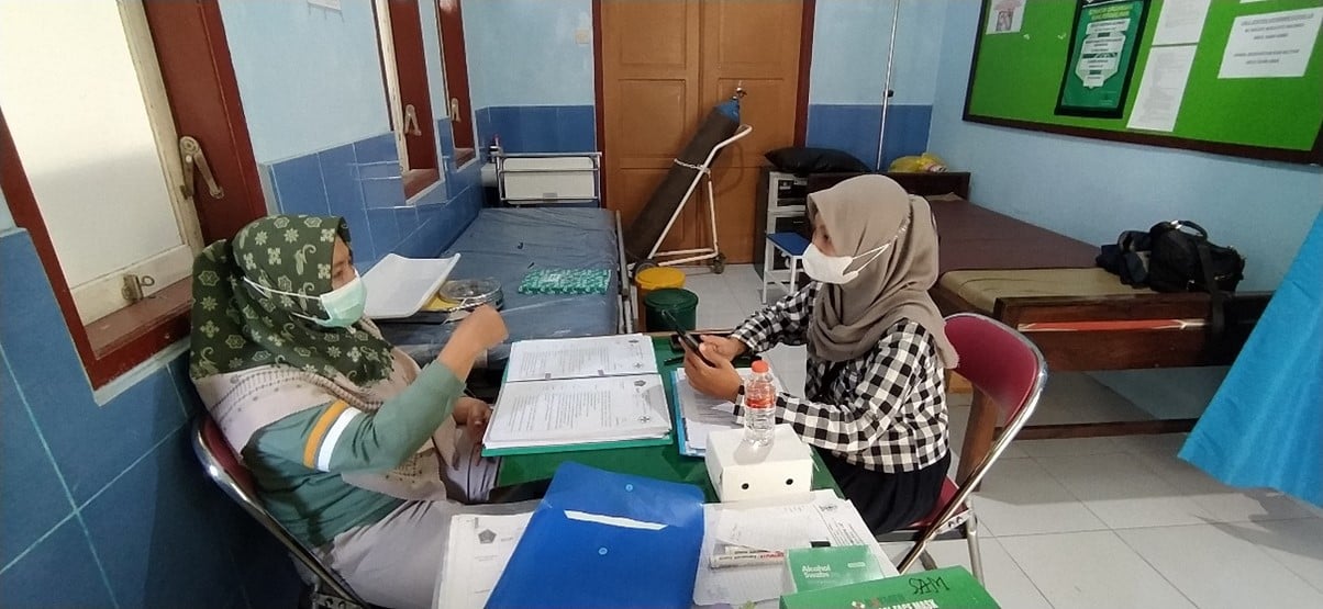 A health care worker and assessor discussed in an assessment in Puskesmas in Blitar.